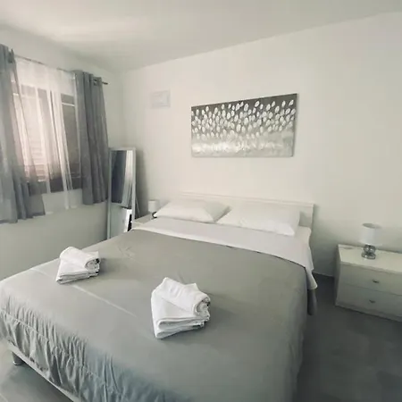Apartmani Mila Starigrad Paklenica Exterior foto